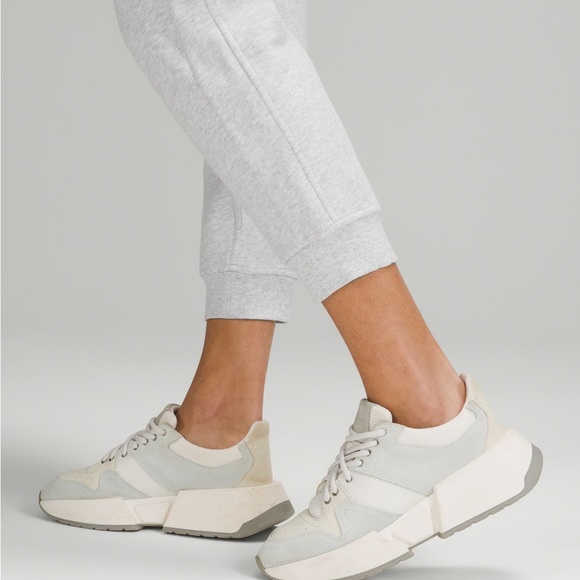 ☑️LULULEMON SCUBA CROPPED 7/8 JOGGER LIGHT GRAY XXS - Picture 4 of 8